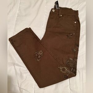 💥SALE💥Diane Gilman jeans with embroidery and beads down the sides. Size 8P.